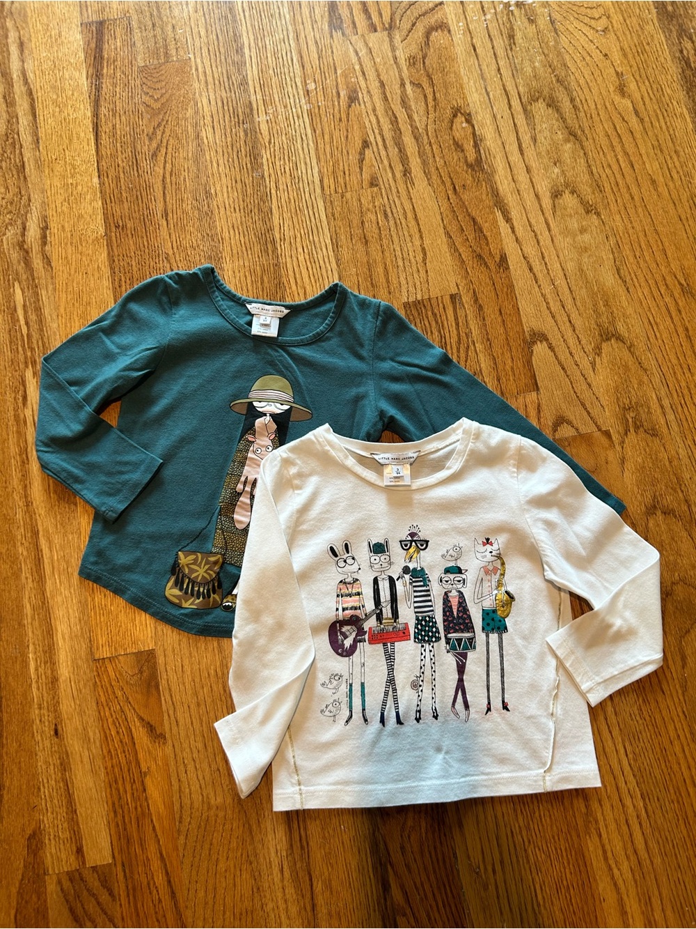 ✨ Little Marc Jacobs Bundle | 2 Long Sleeve Graphic Tees ✨
Size 3 / 94 (3T)